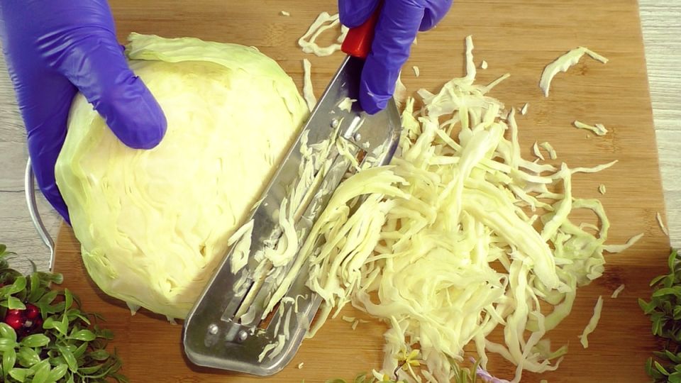 Зимний салат с капустой и ягодами: яркое обновление классики