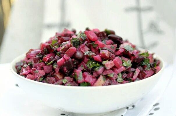 Свекла в главной роли: пять ярких салатов, которые стоит попробовать