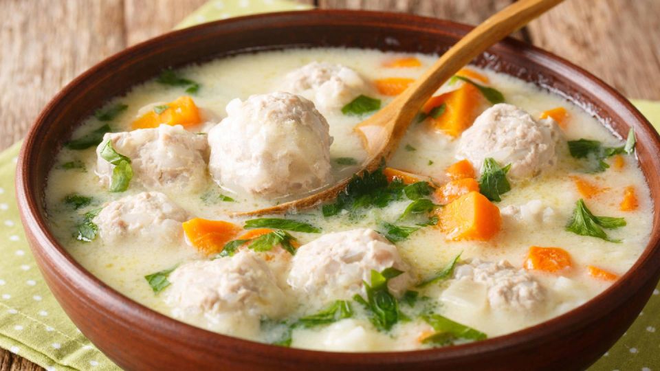 Приготовьте наваристый суп с фрикадельками: нежное блюдо мигом сметут со стола