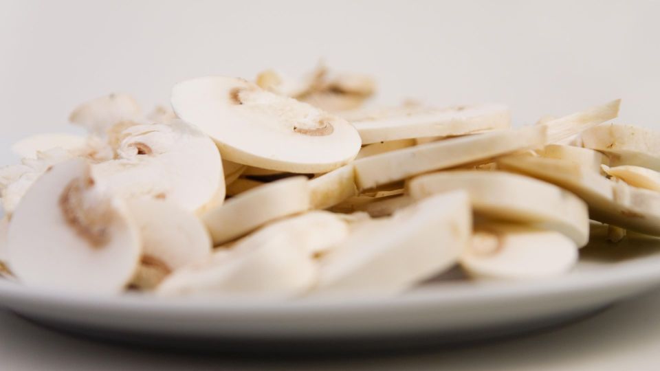 Хватит тушить шампиньоны в сметане: в духовке из них готовят пикантное блюдо