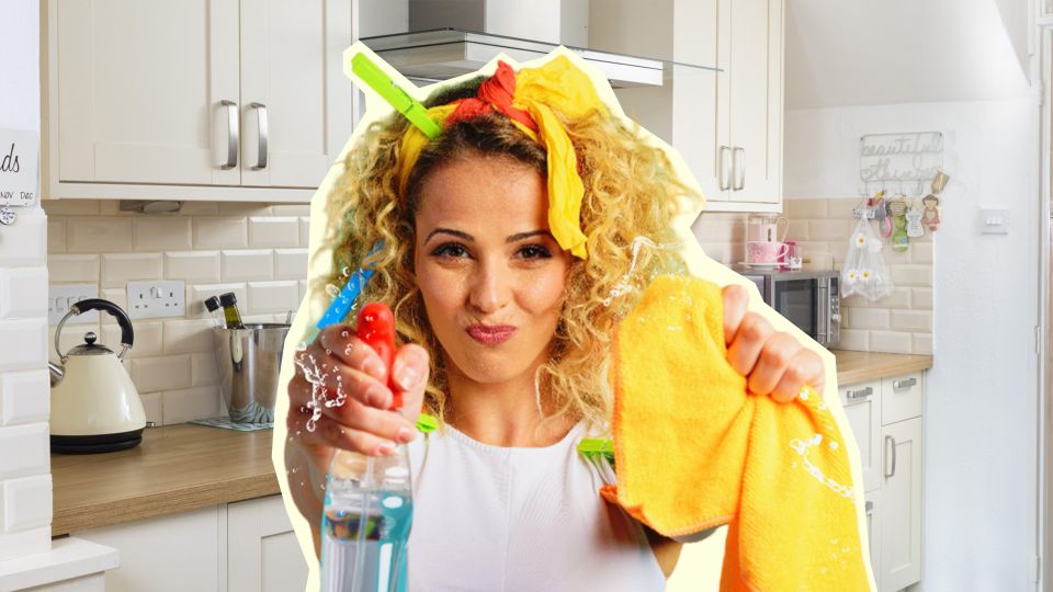Липкий налет в кухне больше не проблема: просто распылите этот дешевый раствор