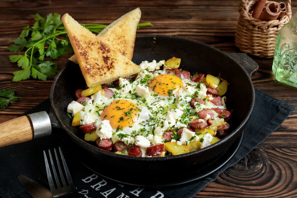 Как приготовить вкуснейшую яичницу по деревенски с охотничьими колбасками и картофелем