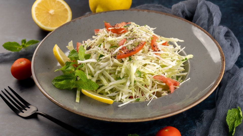 Таким капустным салатом наестся даже муж: весь секрет в этом ингредиенте