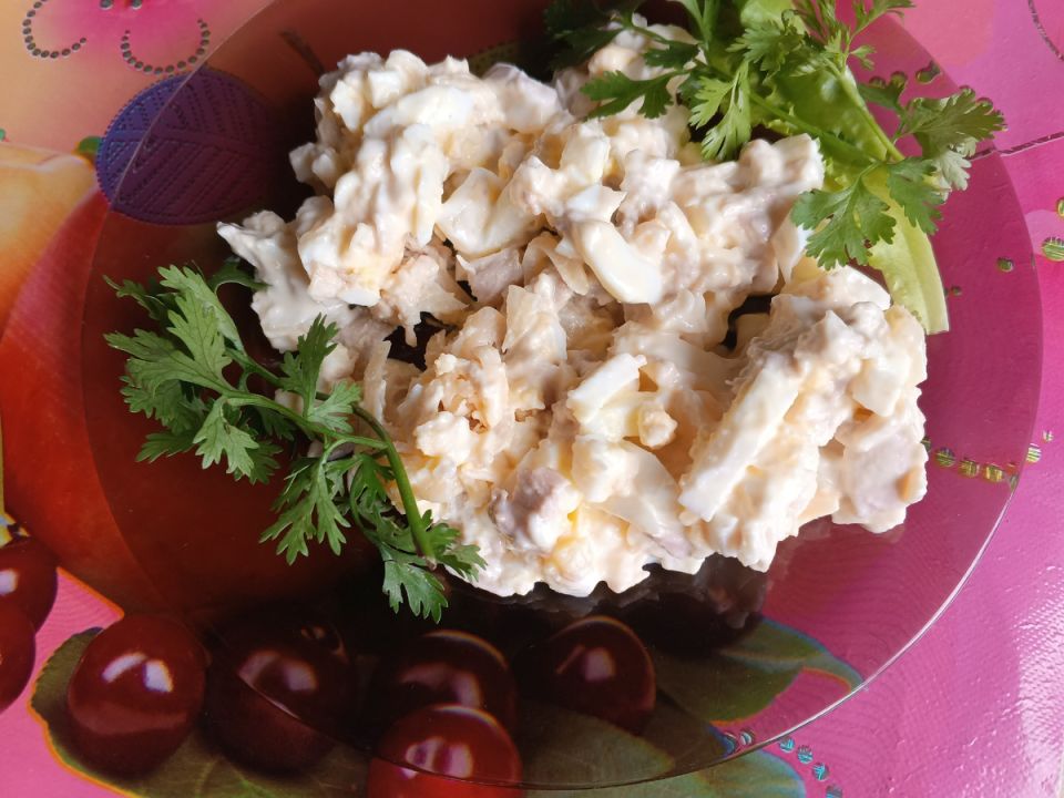 Традиционный салат с курицей и ананасами: быстро и полезно