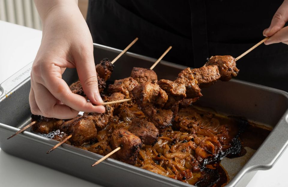 Как добиться идеального шашлыка в духовке: простой рецепт для домашнего ужина