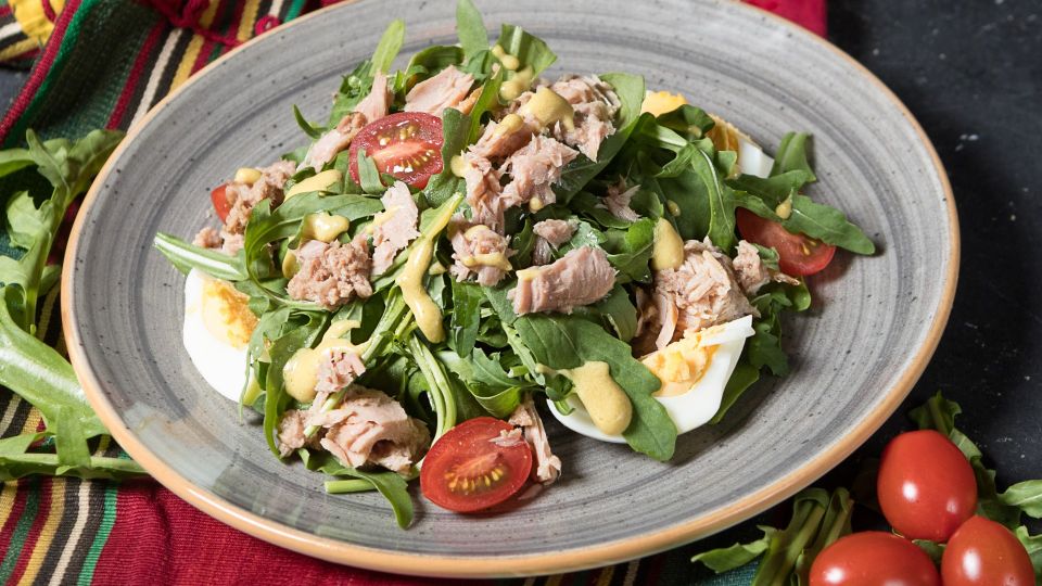 Шикарный салат можно сделать из банки консервов: такой не стыдно подать гостям