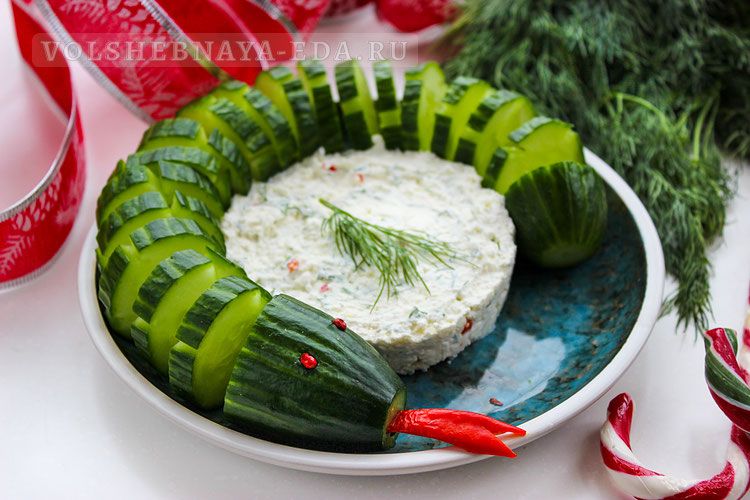 Оригинальная закуска на праздник: как создать эффектную змею из огурцов