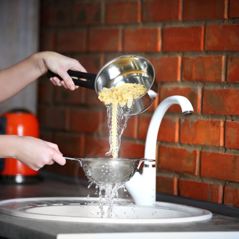 опасность слить кипяток в раковину и унитаз: что нужно знать