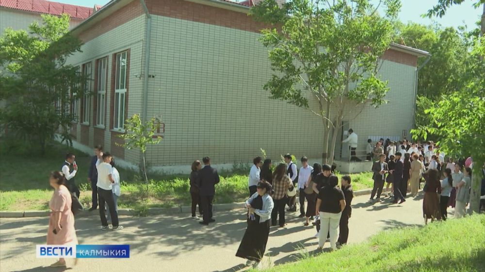 Выпускники Калмыкии завершили первый этап экзаменационной кампании