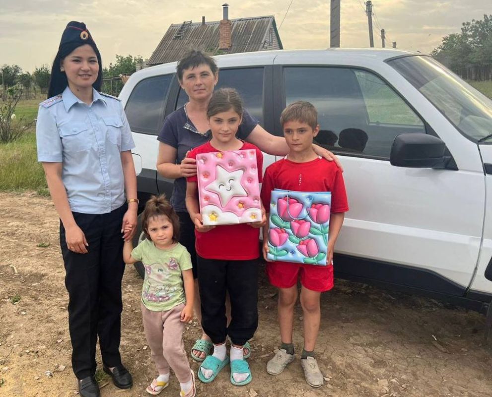 В День защиты детей сотрудники Отдела по делам несовершеннолетних республиканского МВД поздравляют ребят из многодетных семей