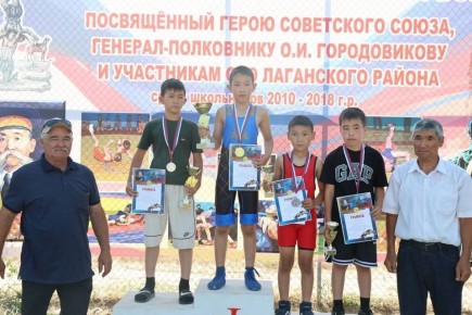 В Калмыкии, в поселке Улан Хол, завершился Всероссийский турнир по вольной борьбе памяти Героя СССР, генерал-полковника Оки Городовикова и участников специальной военной операции Лаганского района