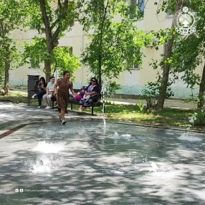 У фонтана на улице им. Б.Б. Городовикова в Элисте всегда особенно оживленно