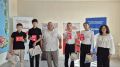 Ветеран боевых действий Баатр Лиджиев и социальный координатор в Юстинском районе Александра Каюкова приняли участие в церемонии вручения паспортов Цаганаманским школьникам