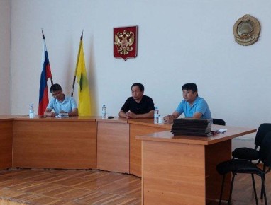 Сегодня председатель Избирательной комиссии Республики Калмыкия Бембя Чужаев посетил Октябрьский и Кетченеровский районы, встретился с членами территориальных, участковых избирательных комиссий и главами Октябрьского и...
