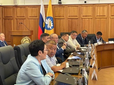 Депутаты Народного Хурала приняли проект закона «О внесении изменений в Закон Республики Калмыкия «О пенсии за выслугу лет лицам, замещавшим государственные должности Республики Калмыкия, должности государственной...