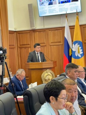 В рамках заседания сессии проходит «правительственный час» на тему «О состоянии системы здравоохранения в Республике Калмыкия»