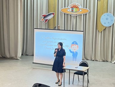 В Элисте офицер следственного управления встретился с детьми в лагере дневного пребывания