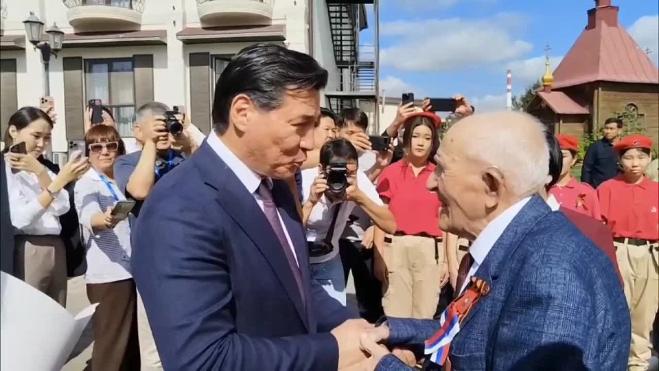 100    :   