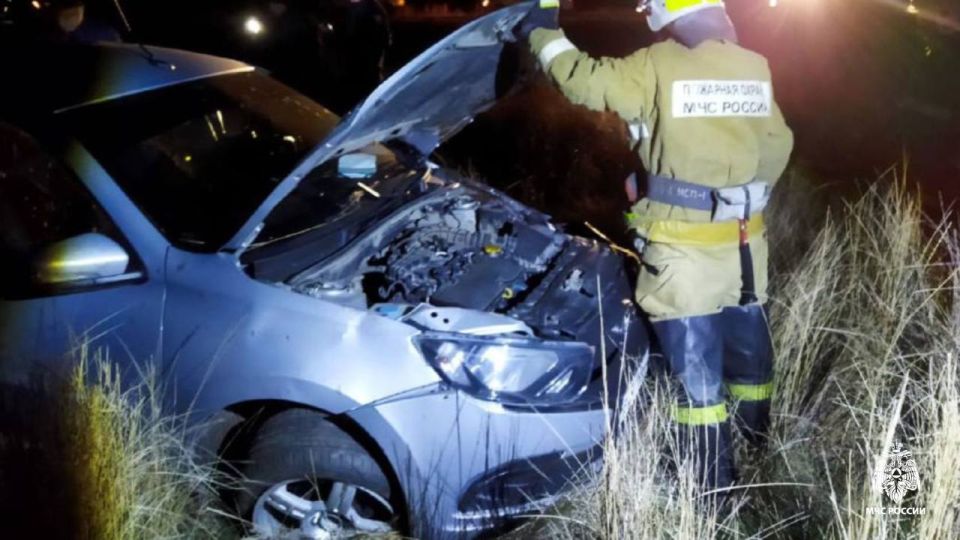 Пожарные МЧС России ликвидировали последствия ДТП в Яшалтинском районе