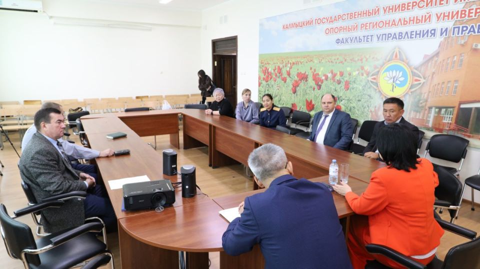 Сотрудник следственного управления СК России по Республики Калмыкия принял участие в открытии выставки «Защита суверенитета Российского государства. История и современность»