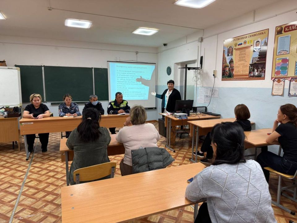 В Черноземельском районе сотрудники Госавтоинспекции напомнили родителями о соблюдении ПДД РФ