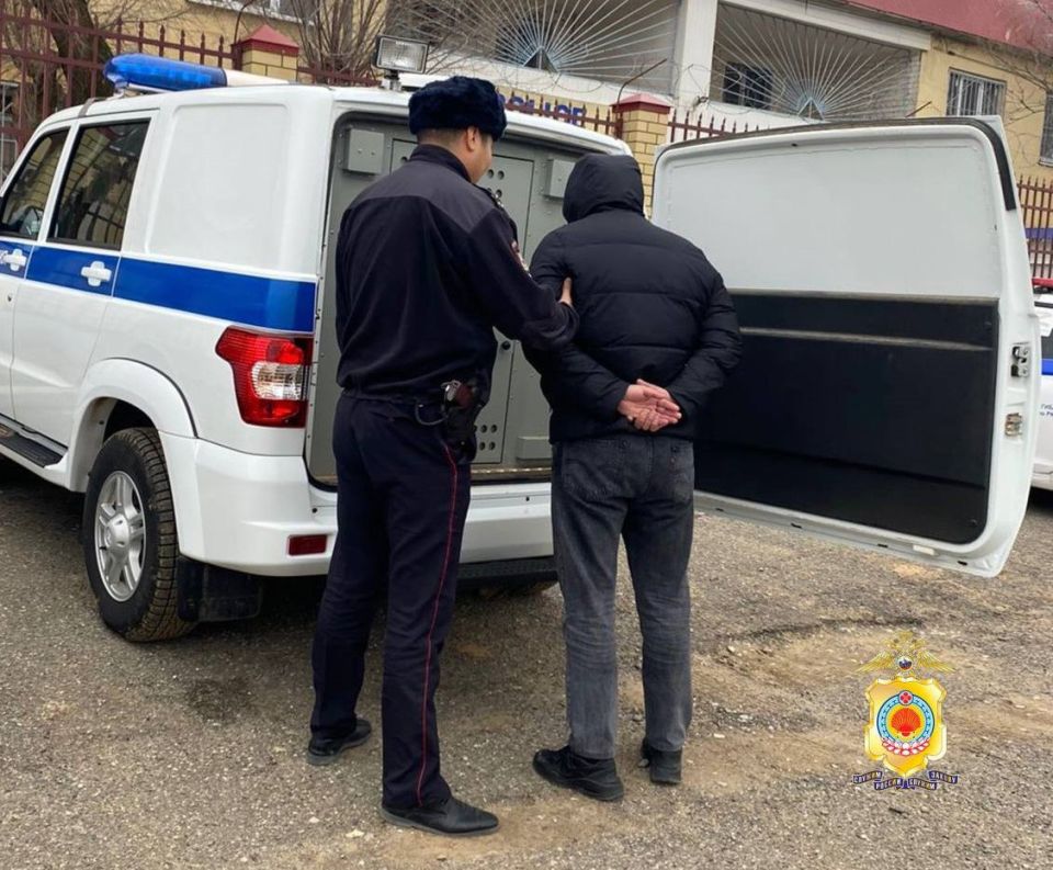 Полицейскими Ики-Бурульского района на территории соседнего региона задержан подозреваемый, находящийся в федеральном розыске