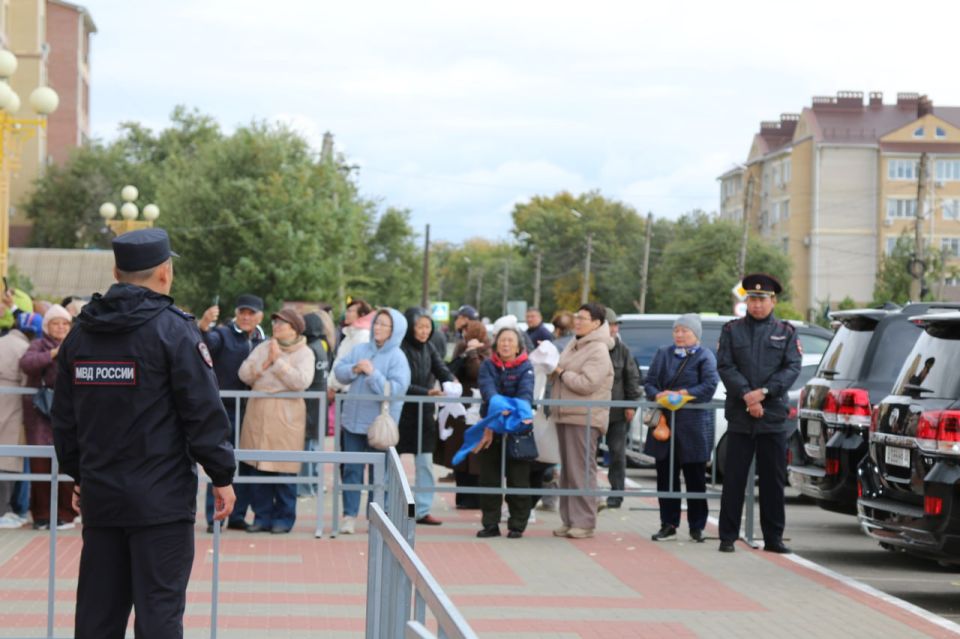 Полицейские Калмыкии продолжают обеспечивать безопасность граждан в период нахождения в Центральном хуруле реликвий Будды Шакьямуни
