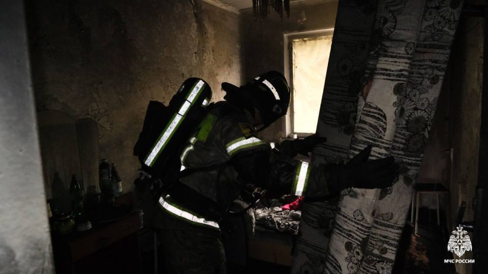 Элистинские огнеборцы ликвидировали пожар в квартире