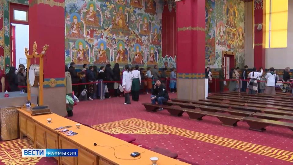 В эти дни Центральный Хурул в Элисте наполнен особой благодатью благодаря присутствию бесценных реликвий Будды Шакьямуни