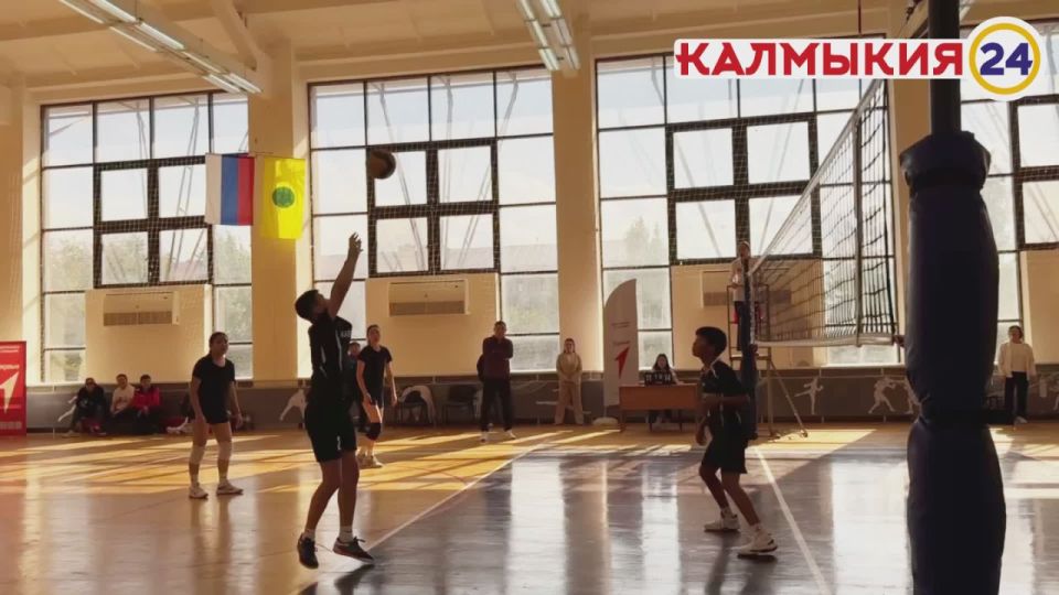 Во дворце спорта им. Калдарикова проходит финал регионального этапа I Всероссийского фестиваля дворового волейбола 44