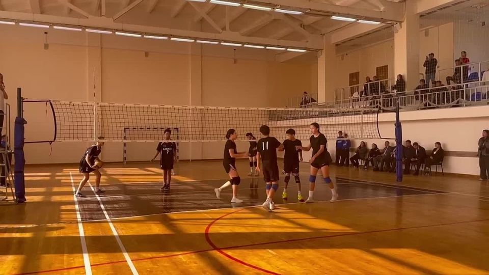 Команда школьников «Элиста - 1» победила в захватывающем противостоянии кетченеровских учащихся в рамках фестиваля дворового волейбола