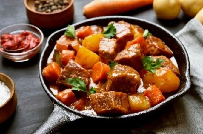 Тушеное мясо с картофелем: классика домашней кухни в современном исполнении