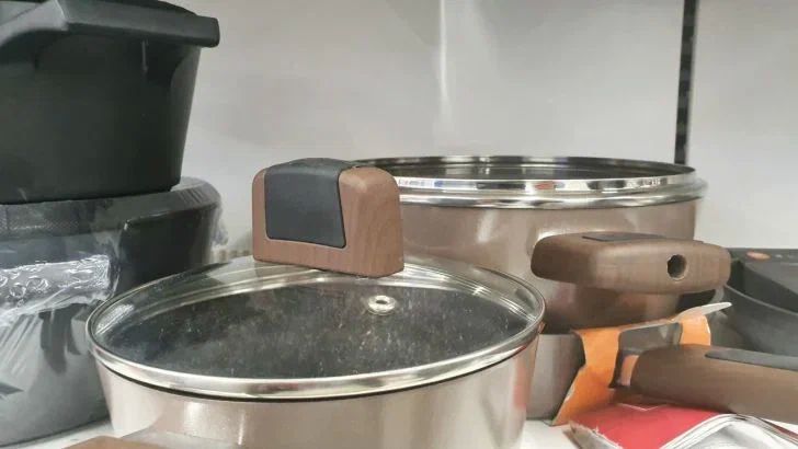Как очистить эмалированную кастрюлю от нагара: этот продукт есть в каждом доме