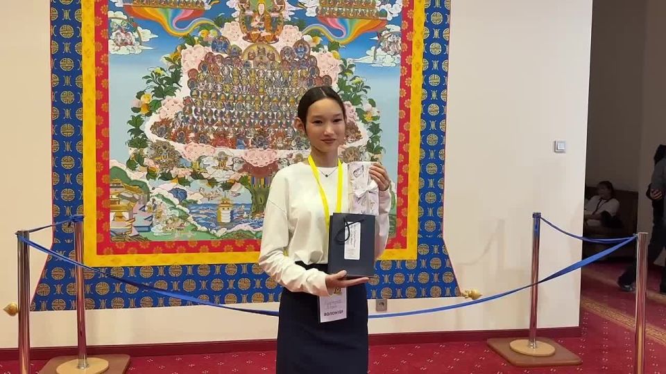 Во время пребывания в Калмыкии реликвий Будды Шакьямуни волонтёры активно помогают в организации мероприятий: встречают гостей, угощают горячим чаем и рассказывают о традициях буддийской культуры