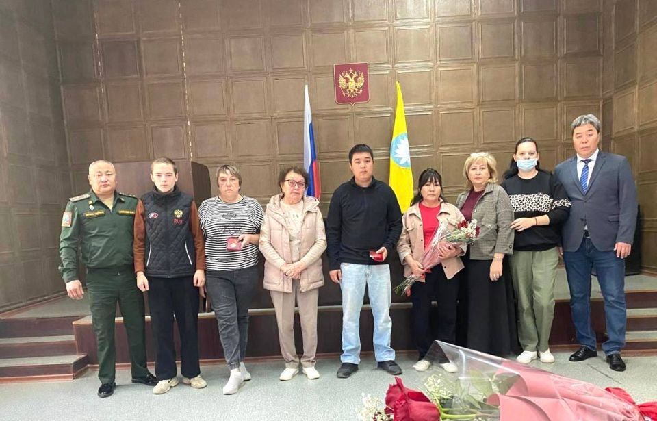 В Сарпинском районе трём семьям погибших героев передали государственные награды
