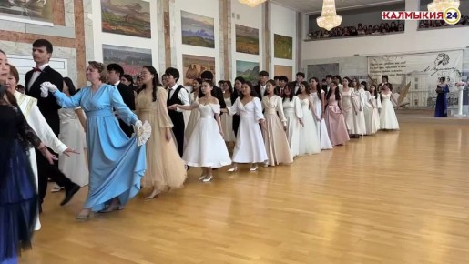 Пушкинский бал начался! Пары кружатся в ритме танца