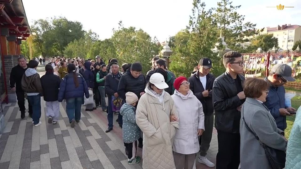 Казаки Калмыцкого казачьего округа совместно с силовыми структурами несут дежурство на выставке буддийских реликвий