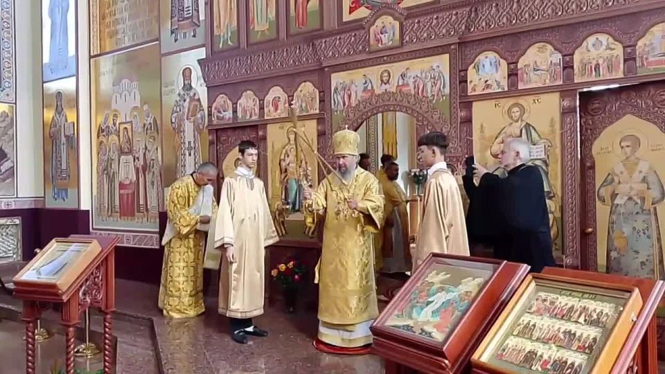 В Городовиковске продолжается праздничная литургия под предстоятельством архиепископа Юстиниана