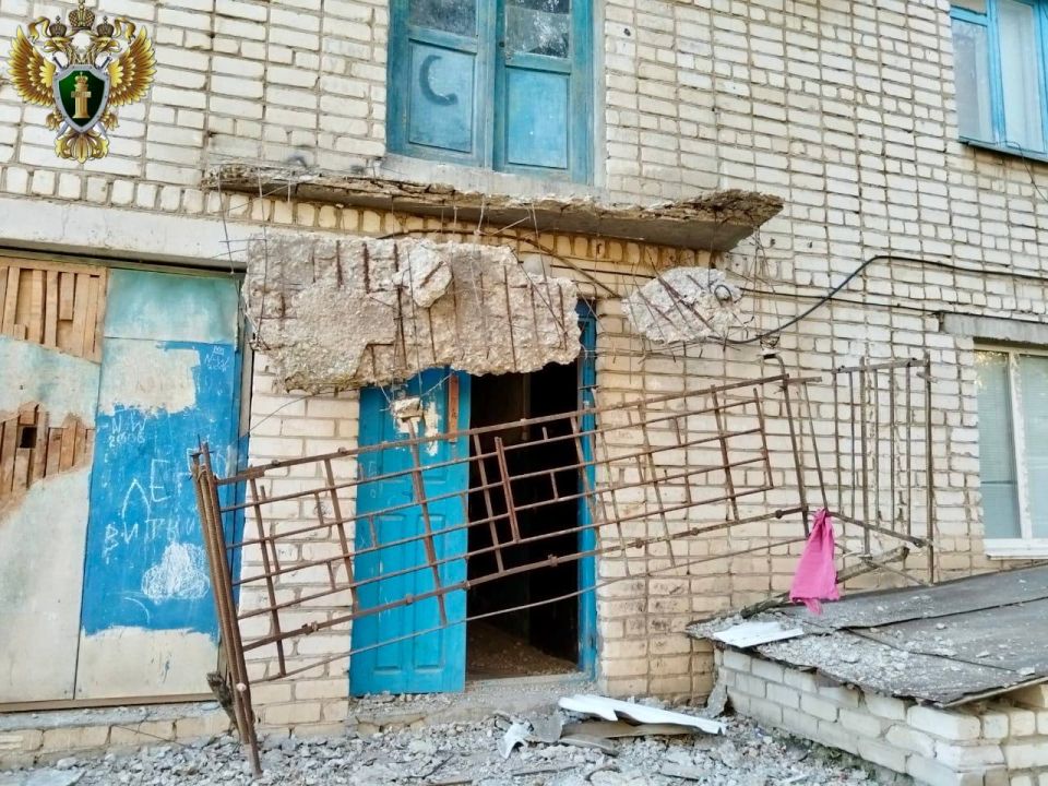 Прокуратура г. Элисты проводит проверку по факту обрушения балкона жилого дома, повлекшего причинение травм несовершеннолетним