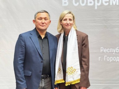 Депутаты Народного Хурала (Парламента) РК Александр Аздоров и Елена Лотник в качестве почетных гостей приняли участие в научно-практической конференции «Культура и наука – вектор по сохранению и развитию традиционной...