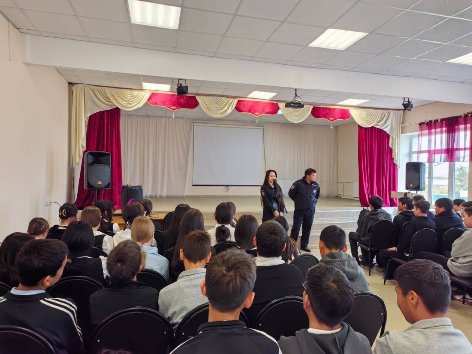 Сотрудники подразделения по делам несовершеннолетних МО МВД России «Яшкульский» провели профилактические встречи в различных школах района