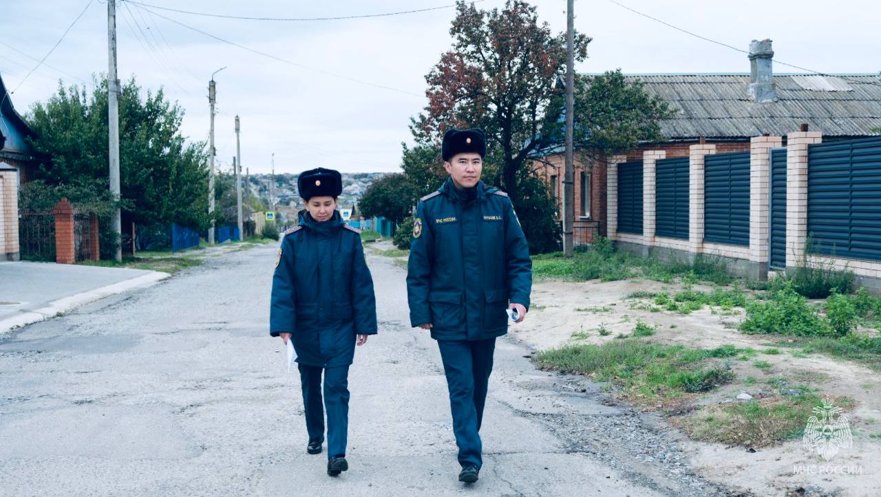 Инспекторы Госпожнадзора провели профилактический рейд в частном жилом секторе Элисты Инспекторы Госпожнадзора провели профилактический рейд в частном жилом секторе Элисты
