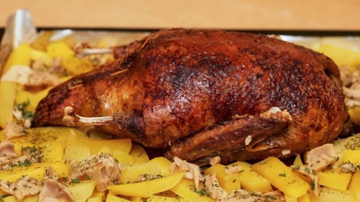 В ресторанах запекают гуся только так: сочное мясо тает во рту