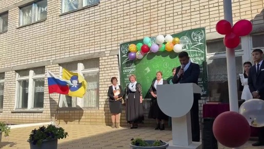 И.о. министра образования и науки РК Александр Ким от имени Главы РК Бату Хасикова поздравил присутствующих с празднованием 140-летнего юбилея Ергенинской школы