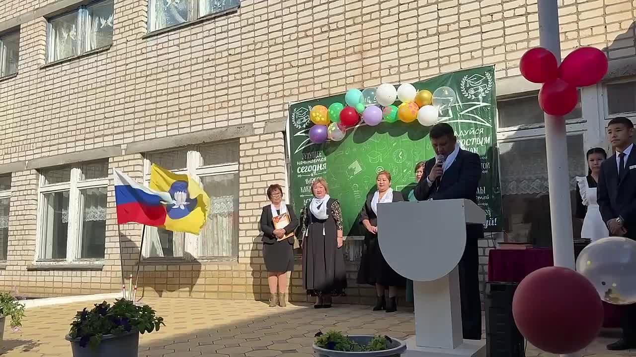 И.о. министра образования и науки РК Александр Ким от имени Главы РК Бату Хасикова поздравил присутствующих с празднованием 140-летнего юбилея Ергенинской школы