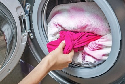Как вернуть одежде свежесть после неудачной стирки: простые советы