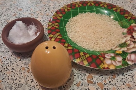 Зачем рис в солонке? Оригинальный способ борьбы с сыростью