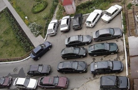 Парковка вторым рядом: как избежать крупных штрафов и не попасть в ловушку