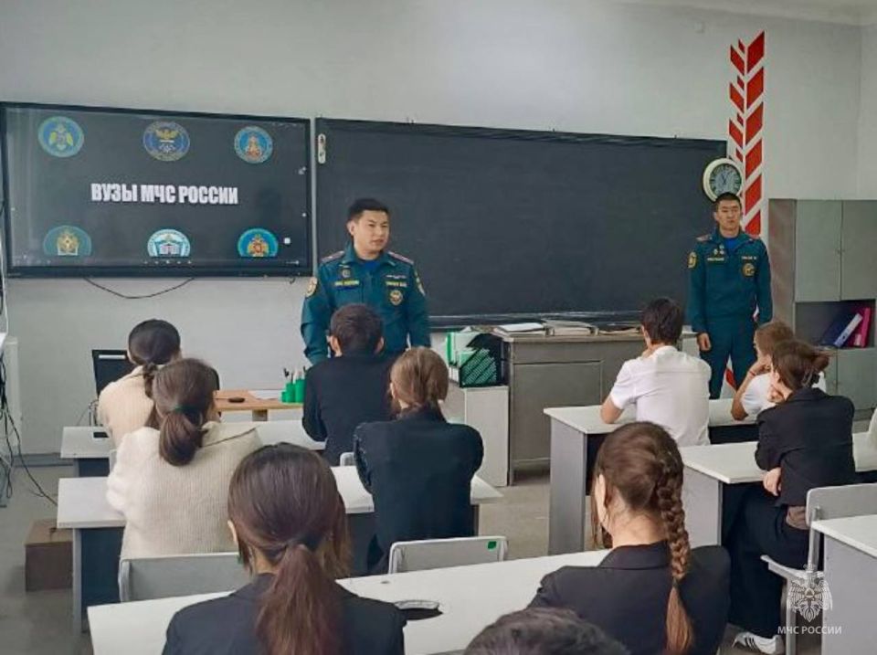 "Я б в пожарные пошел". Урок профориентации для старшеклассников