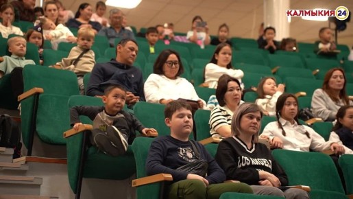 В Доме детского творчества состоялась торжественная церемония закрытия республиканского конкурса детского рисунка «Мой отец — Герой», посвященного празднованию Дня отца в России